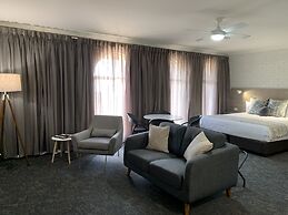 Hamilton's Henry Parkes Motor Inn, Parkes