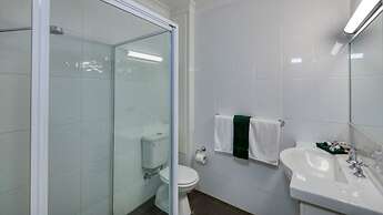 Hamilton's Henry Parkes Motor Inn, Parkes