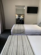 Hamilton's Henry Parkes Motor Inn, Parkes