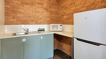 Hamilton's Henry Parkes Motor Inn, Parkes