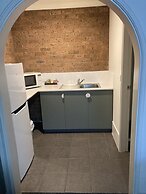 Hamilton's Henry Parkes Motor Inn, Parkes