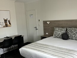 Hamilton's Henry Parkes Motor Inn, Parkes