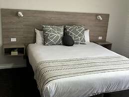 Hamilton's Henry Parkes Motor Inn, Parkes