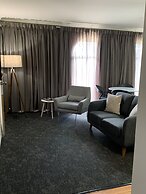 Hamilton's Henry Parkes Motor Inn, Parkes