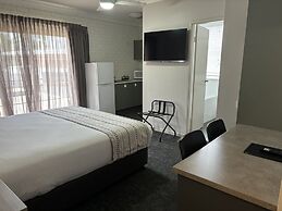 Hamilton's Henry Parkes Motor Inn, Parkes