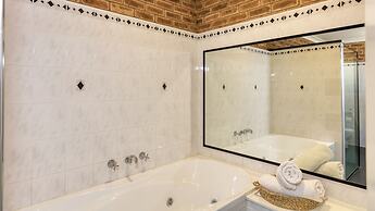 Hamilton's Henry Parkes Motor Inn, Parkes