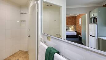 Hamilton's Henry Parkes Motor Inn, Parkes