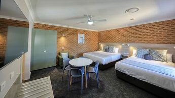 Hamilton's Henry Parkes Motor Inn, Parkes