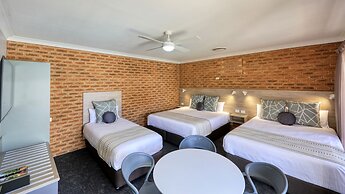 Hamilton's Henry Parkes Motor Inn, Parkes