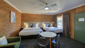 Hamilton's Henry Parkes Motor Inn, Parkes