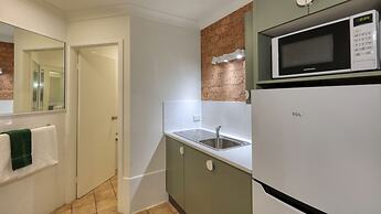 Hamilton's Henry Parkes Motor Inn, Parkes