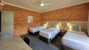 Hamilton's Henry Parkes Motor Inn, Parkes