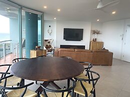 The Waterford on Main Beach