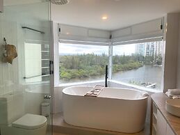 The Waterford on Main Beach