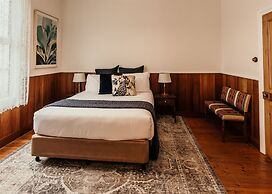 Stanley Hotel & Apartments