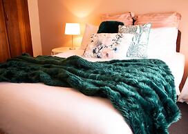 Stanley Hotel & Apartments