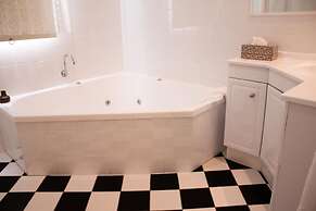 Stanley Hotel & Apartments