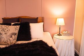 Stanley Hotel & Apartments