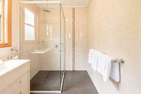 Stanley Hotel & Apartments