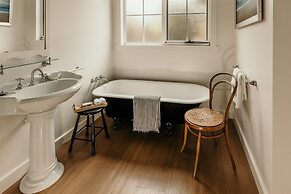 Stanley Hotel & Apartments