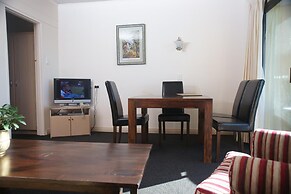 Whale Motor Inn and Restaurant