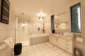 Hilltop Apartments Phillip Island - Adults Only