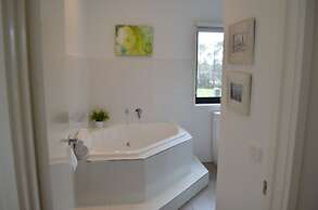 Hilltop Apartments Phillip Island - Adults Only