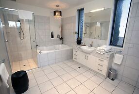 Hilltop Apartments Phillip Island - Adults Only