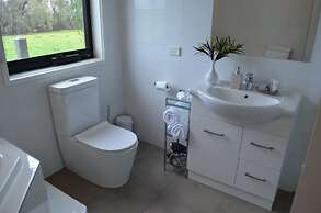 Hilltop Apartments Phillip Island - Adults Only