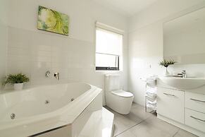 Hilltop Apartments Phillip Island - Adults Only