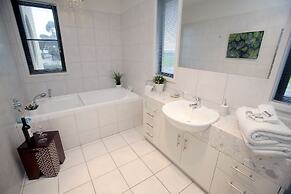 Hilltop Apartments Phillip Island - Adults Only