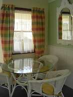 Ducks & Drakes Boutique Motel & Backpackers