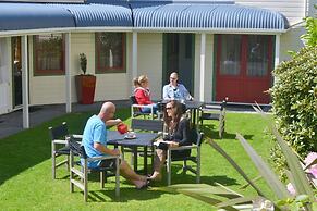 Ducks & Drakes Boutique Motel & Backpackers