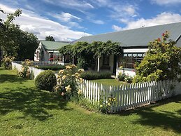 Settlers Cottage Motel