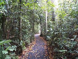 Lake Eacham Tourist Park & Self Contained Cabins
