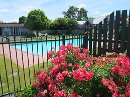 Colonial Court Motel