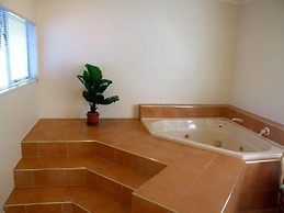 Colonial Court Motel