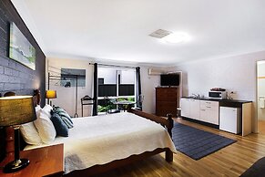 Salamander Beach Accommodation Adults Only