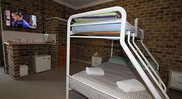 Acacia Snowy Motel