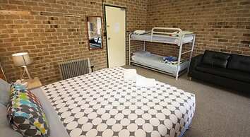 Acacia Snowy Motel
