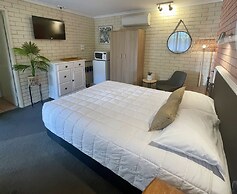 Estelle Kramer Motor Inn