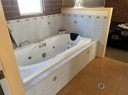 Rubyvale Motel & Holiday Units - An Adults Only Getaway