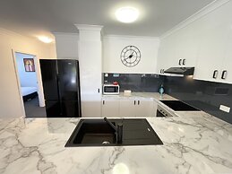 Oceanic On Thompson Apartments