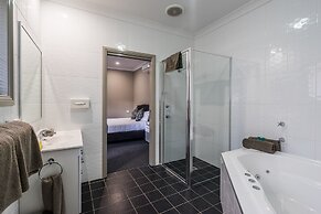 Akuna Motor Inn and Apartments