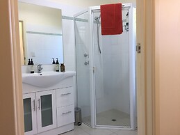 Lyreen's Apartment B&B