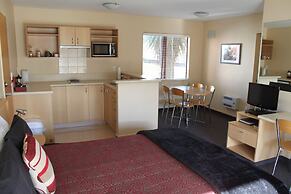 Alhambra Oaks Motor Lodge