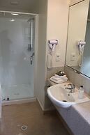 Alhambra Oaks Motor Lodge