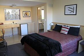 Alhambra Oaks Motor Lodge