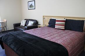 Alhambra Oaks Motor Lodge