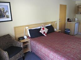 Alhambra Oaks Motor Lodge